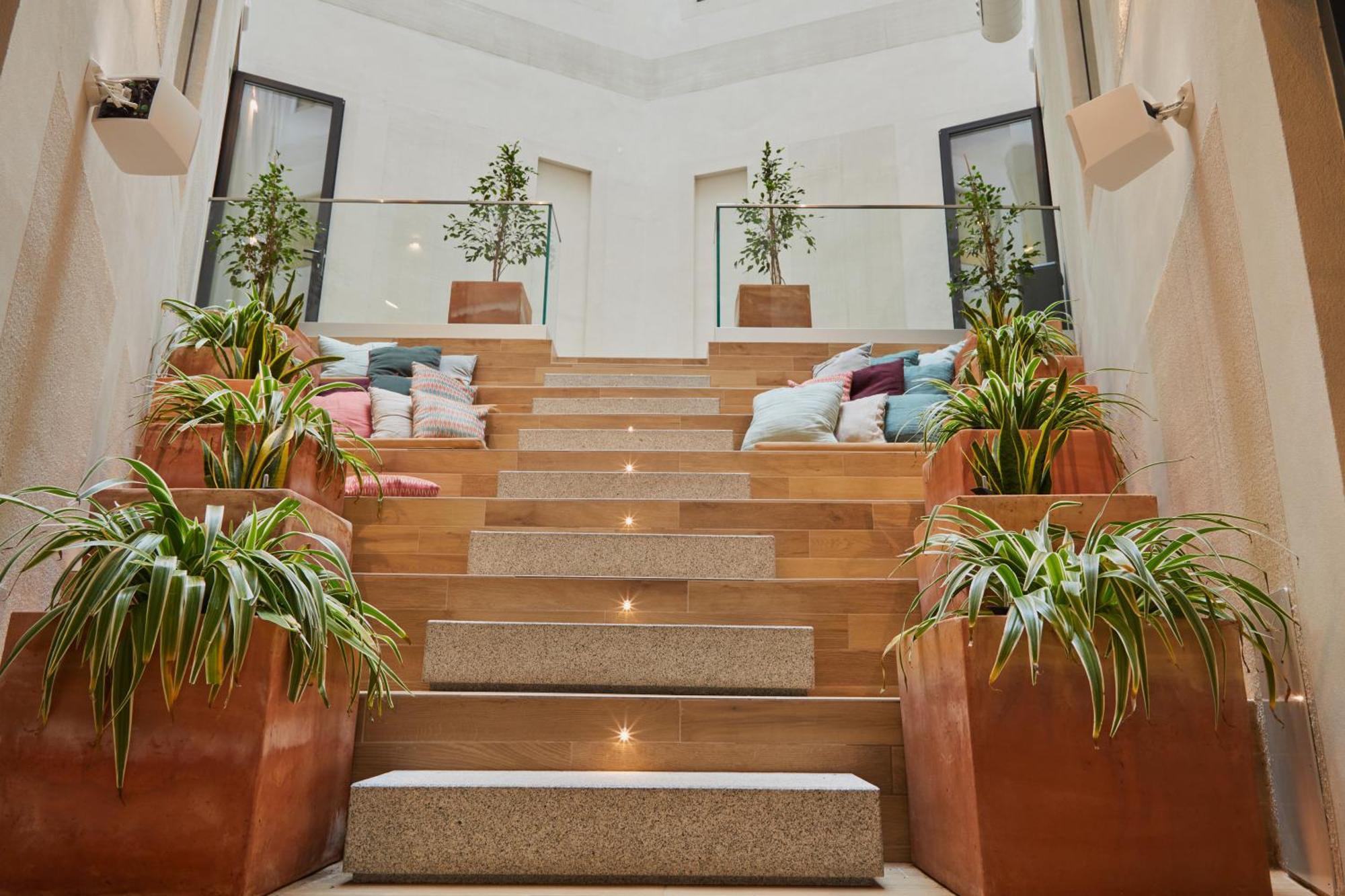 Latroupe Prado Hostel Madrid Exterior photo